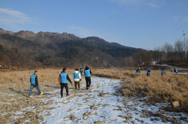 갑천변 노루벌에서 겨울 철새 먹이주기 봉사 (한자총대전지부)